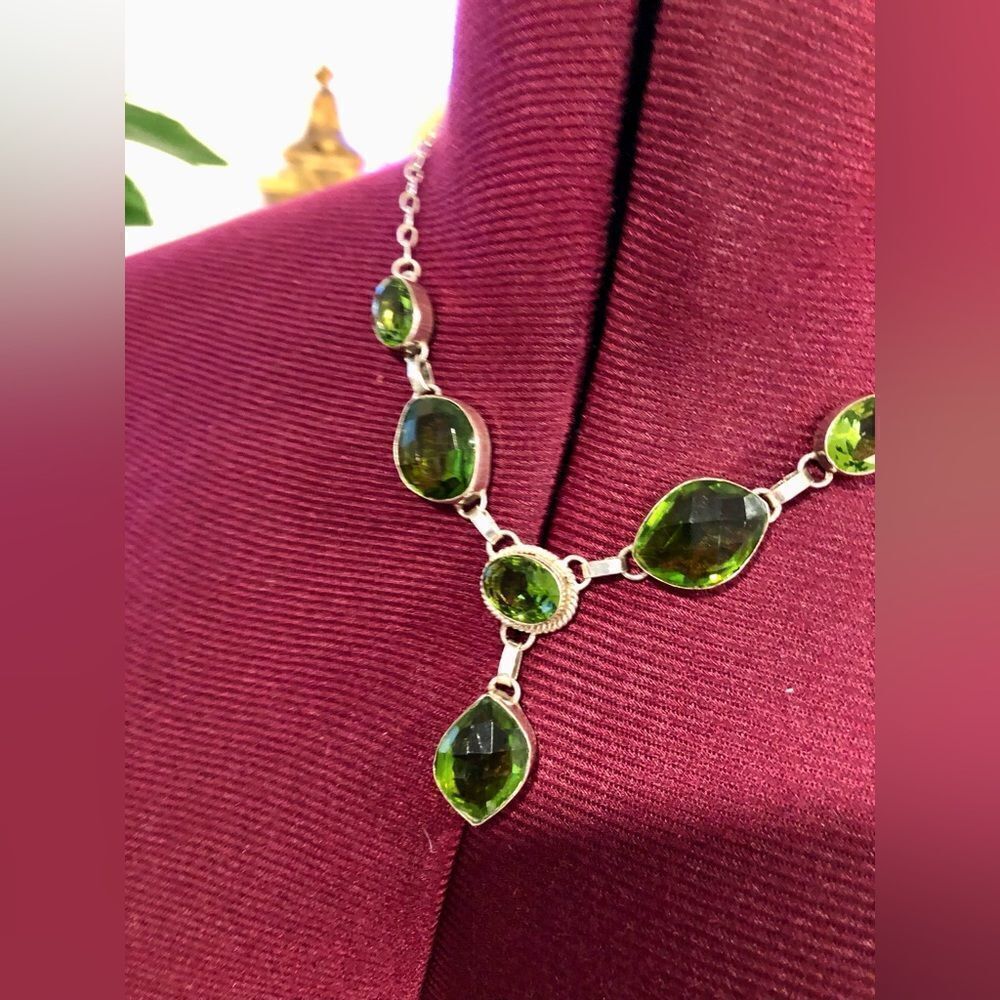 Beautiful Emerald green jewel Chandelier drop necklace in silver
